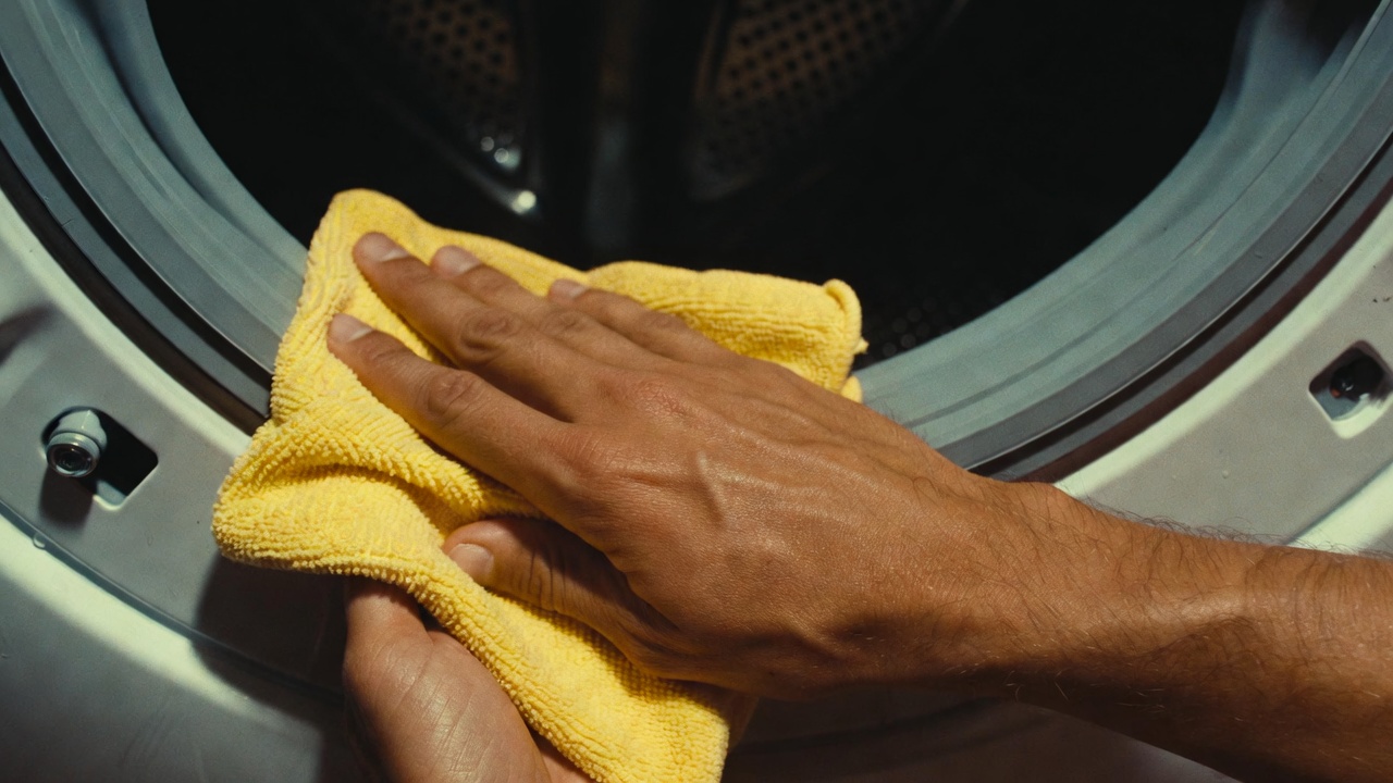 O ciclo de lavagem secreto com vinagre que deve fazer à sua máquina para as roupas nunca mais cheirarem a mofo