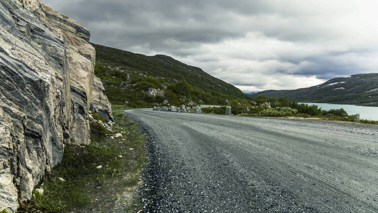 Estrada na Noruega ganha fama por suas pedras manuais de 1894, pois o trajeto de 27 km cruza os Alpes Nórdicos em altitudes de até 1.139 metros