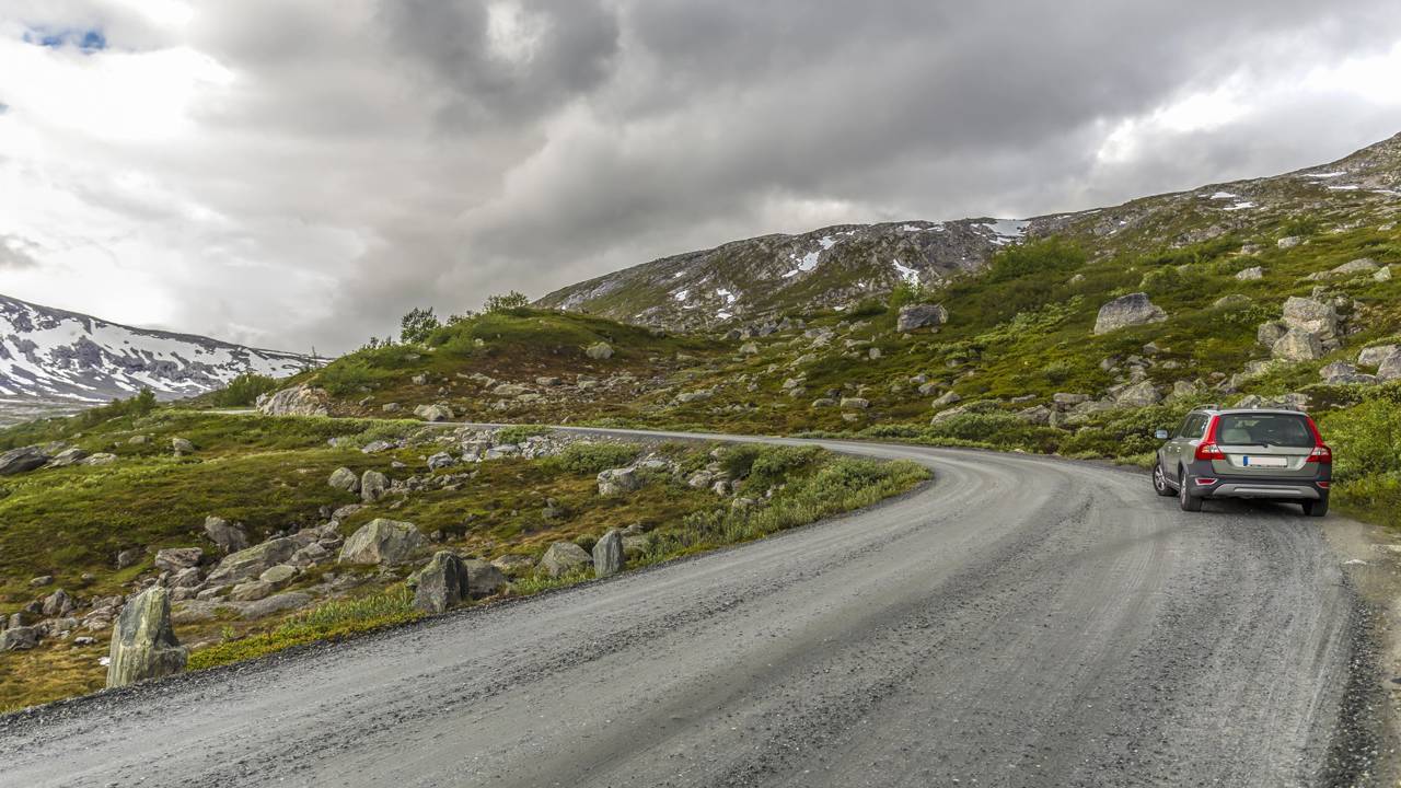 Estrada na Noruega ganha fama por suas pedras de 1894, pois o trajeto de 27 km cruza os Alpes Nórdicos em altitudes de até 1.139 metros
