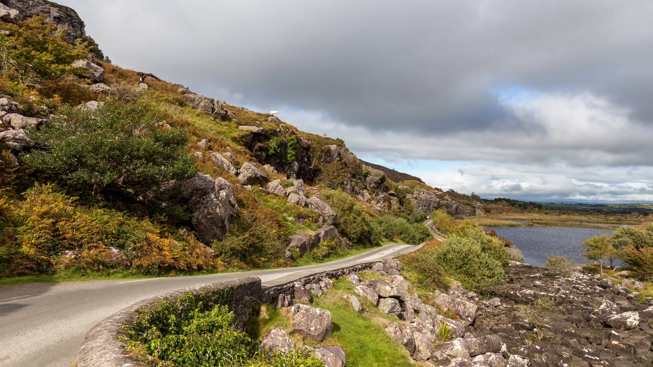 Estrada na Irlanda ganha fama por seu estreito, pois seus 11 km entre montanhas de 1.000 m de altura formam o desfiladeiro mais místico de Killarney