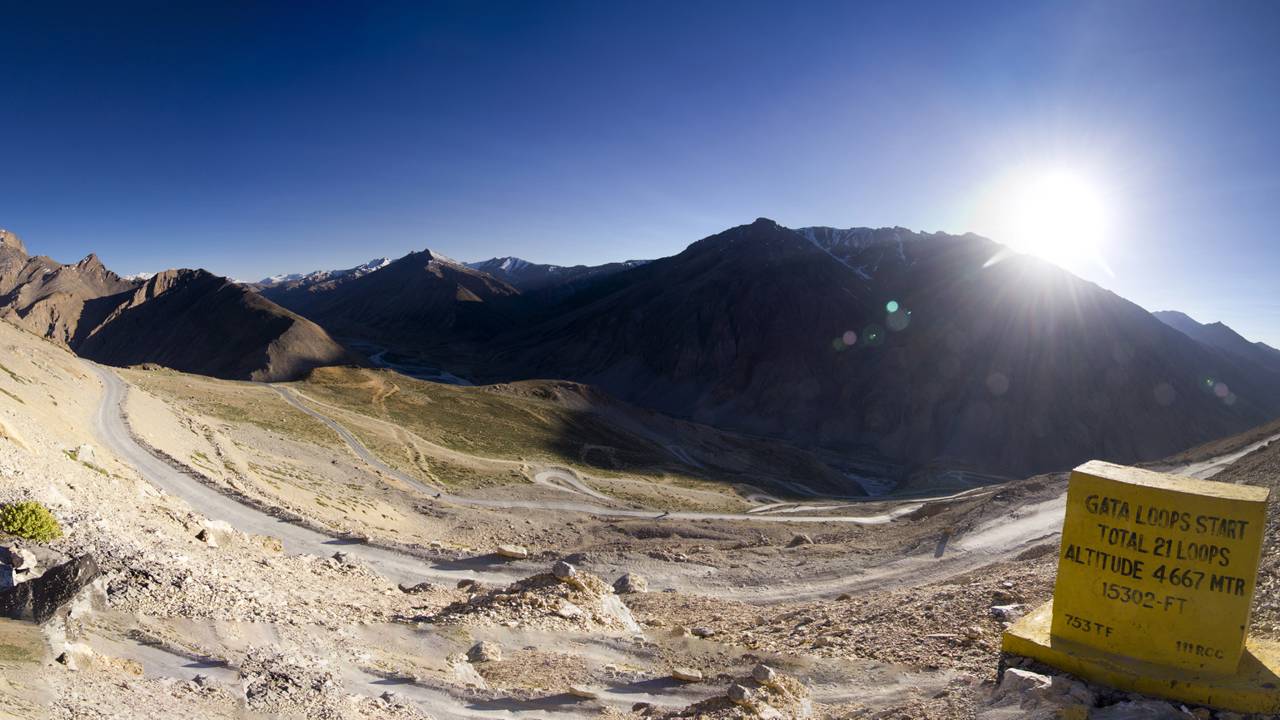 Estrada na Índia ganha fama por suas 21 curvas em zigue-zague, pois o trajeto de 4.630 metros de altitude no Himalaia, desafia os motoristas no deserto