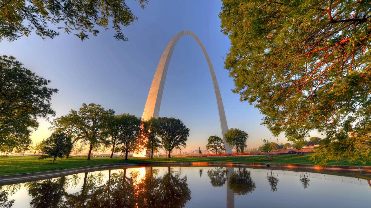 Com 192 metros de altura e revestido em aço inoxidável, o arco de 1965 tornou-se o monumento mais alto dos EUA e o símbolo da expansão para o oeste