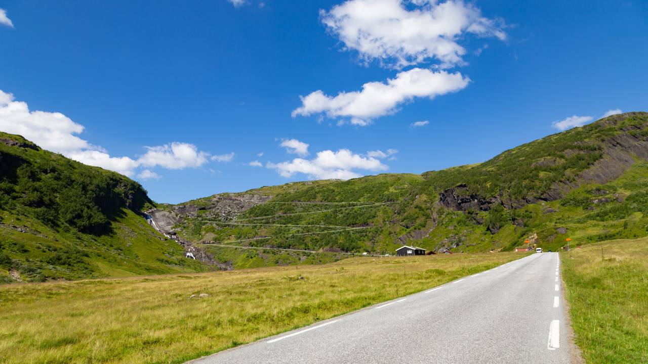 Estrada na Noruega ganha fama por suas 9 curvas em grampo, pois o trajeto de 1938 atinge 748 metros de altitude, revelando o mirante mais ousado da região