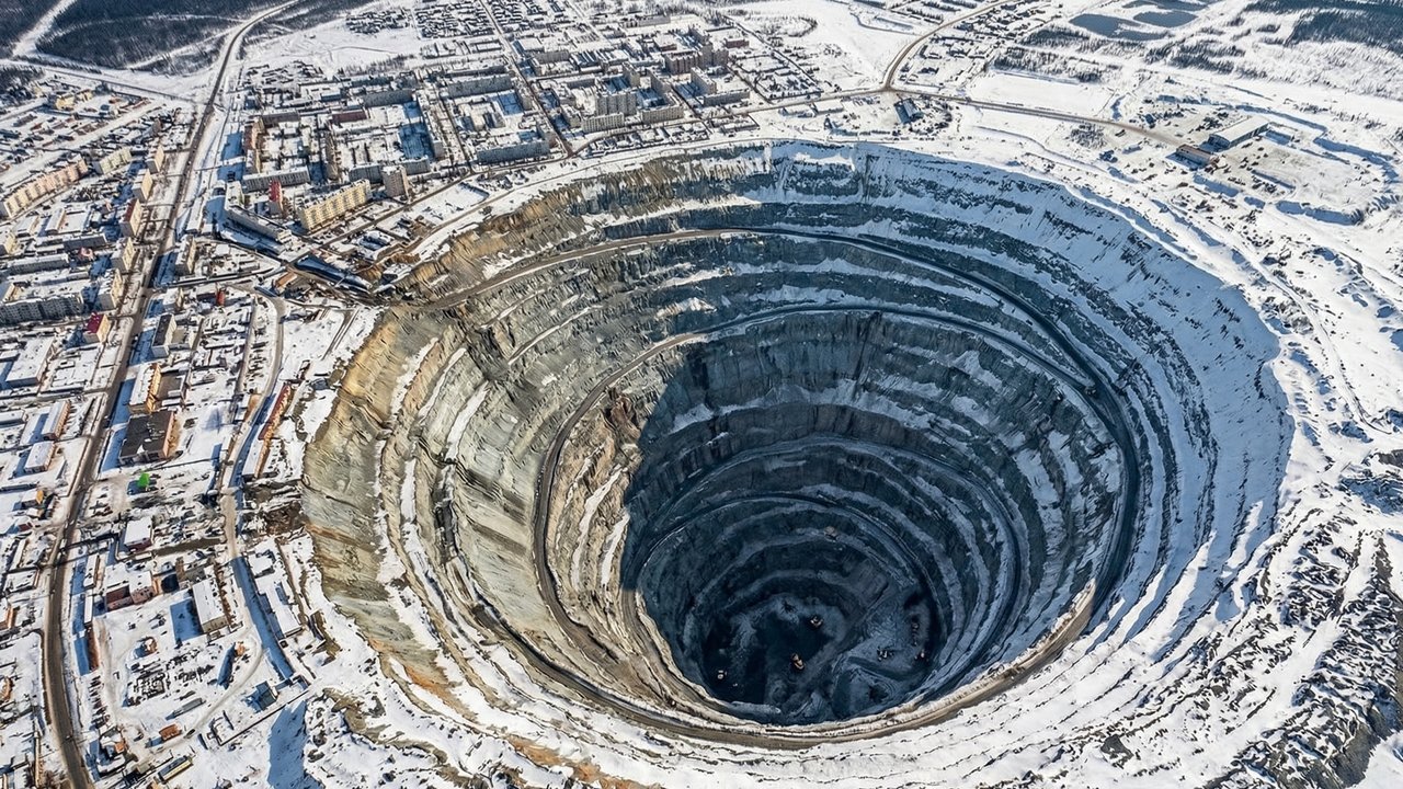 Com um buraco de 525 metros de profundidade, a imensa cratera dessa mina de diamantes cria um vórtice de ar capaz de sugar helicópteros para o fundo