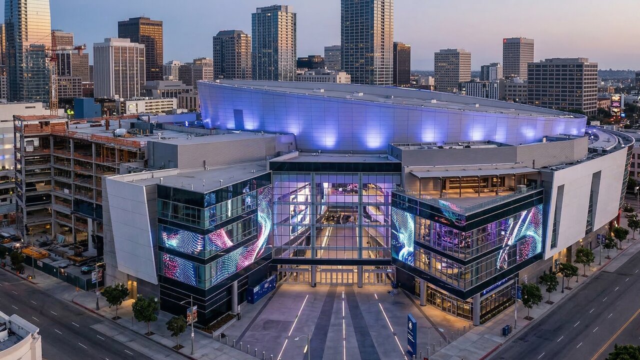 Com investimento de US$ 407 milhões, a renovação da arena de Los Angeles inclui um placar gigante de 510 metros quadrados e suítes exclusivas com vista para o túnel