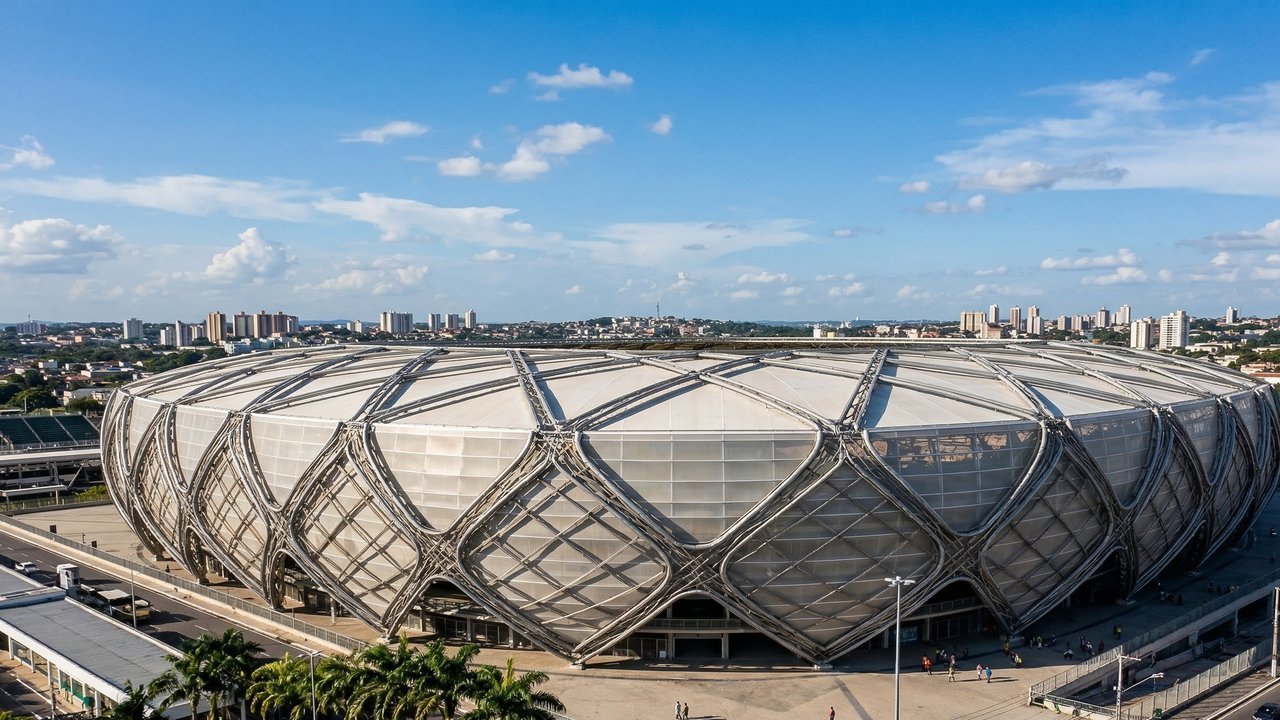 O megaestádio de 600 milhões de reais construído no meio da selva com estruturas de aço importadas que cruzaram o oceano e subiram o Rio Amazonas de navio