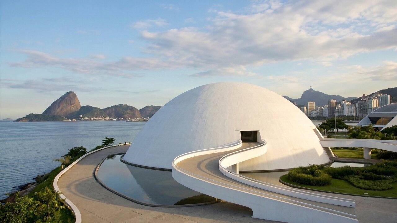Com design futurista em concreto branco e 11 metros de altura, a cúpula de 2007 tornou-se um marco da obra de Oscar Niemeyer na orla de Niterói