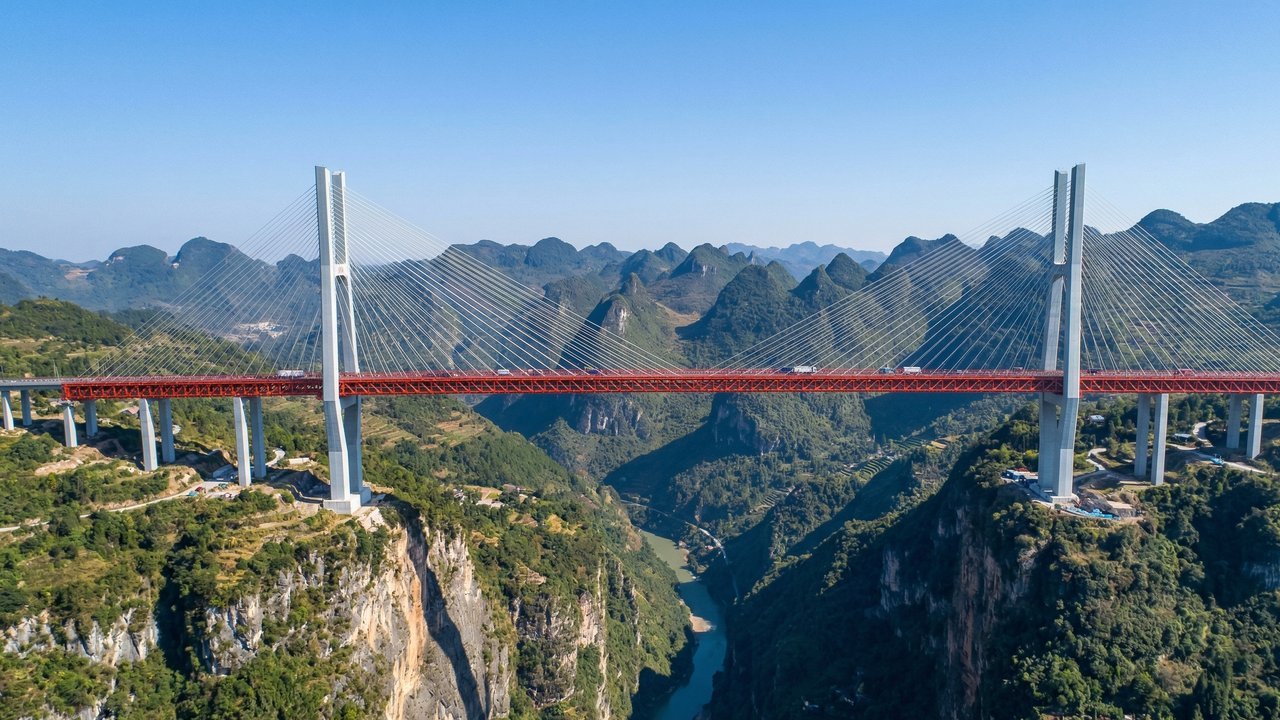 Motoristas cruzam o abismo na ponte de 1341 metros de extensão suspensa a incríveis 565 metros de altura na China