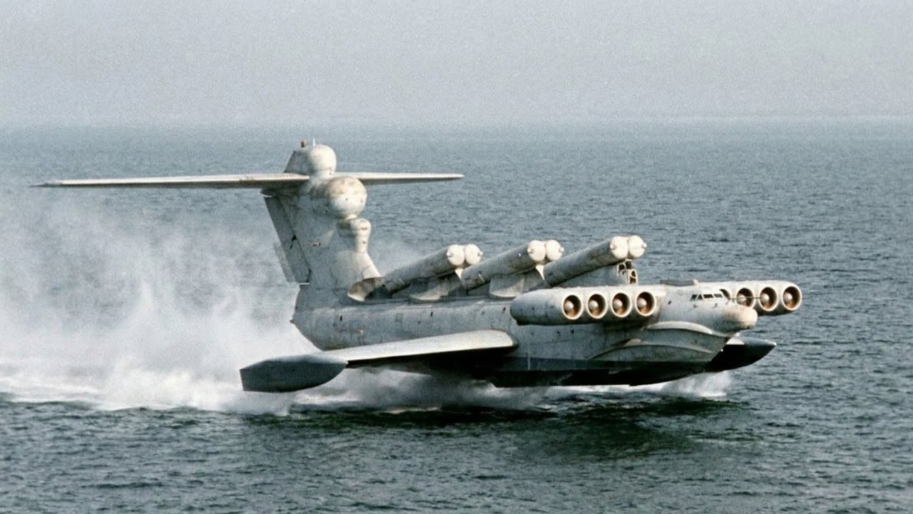 Abandonado por décadas, o monstruoso "avião-navio" soviético de 400 toneladas que flutuava sobre a água a 500 km/h vai virar atração turística