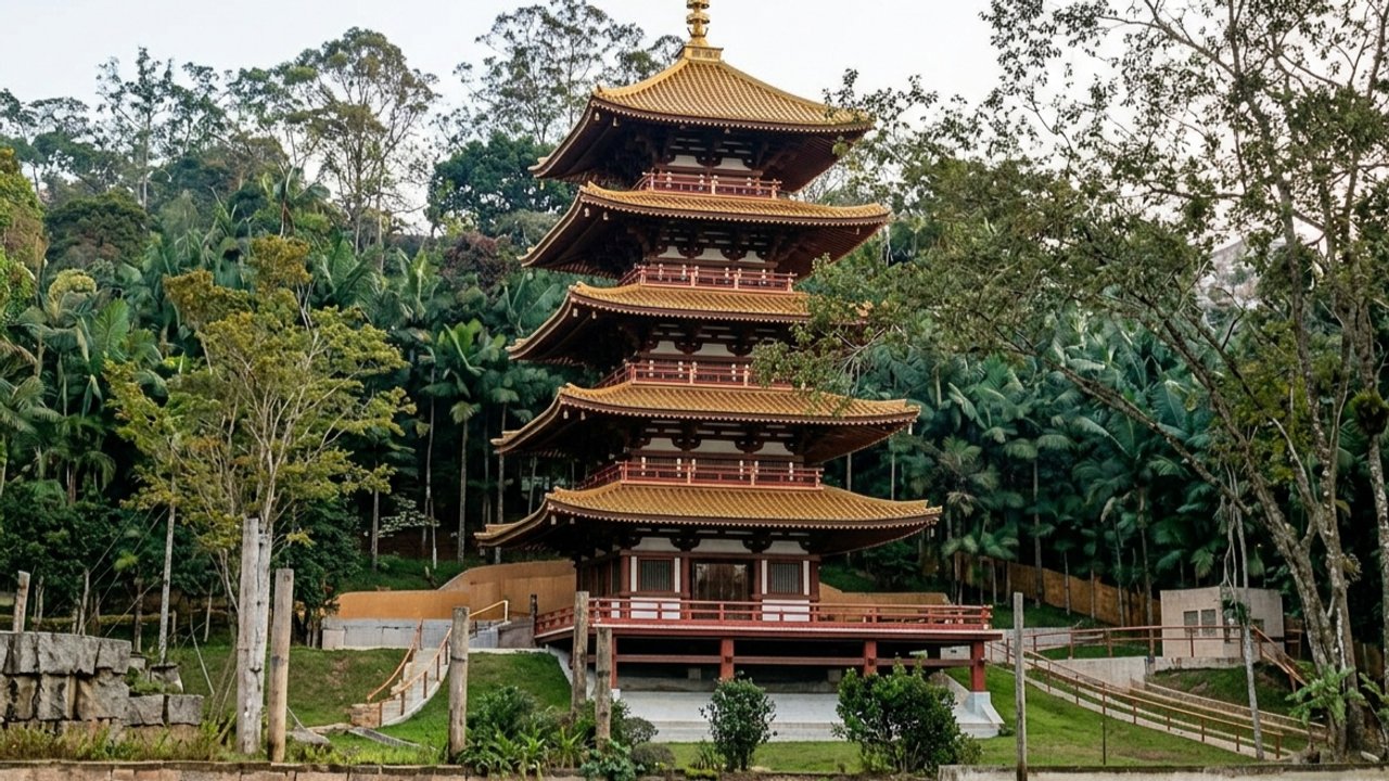 Com 32 metros de altura e revestida com folhas de ouro, a estrutura japonesa de 2018 tornou-se o maior templo do gênero em Ribeirão Pires