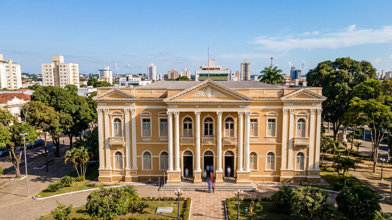 Com sua arquitetura neoclássica de 1930 e colunas imponentes, o Palácio Rio Branco tornou-se o maior símbolo do governo e da história do Acre