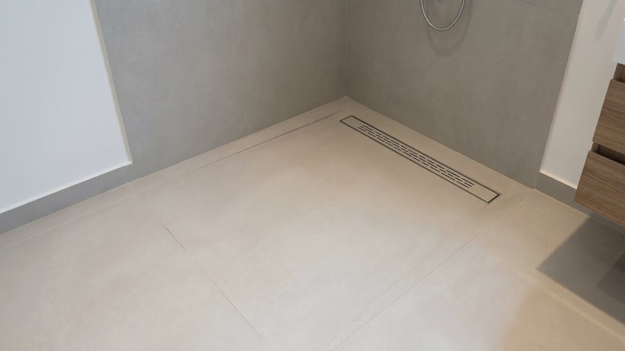 O fim do box de vidro comum: o sofisticado chuveiro italiano que elimina o mofo e virou a maior tendência nos banheiros do Brasil