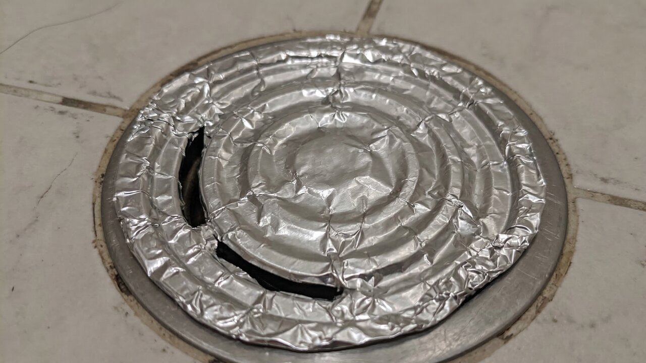 O truque genial de colocar papel alumínio no ralo do banheiro que resolve de vez um dos maiores problemas das donas de casa