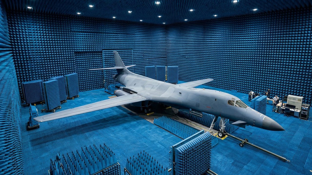 Com revestimento de US$ 700 milhões em cones absorventes, a Benefield Anechoic Facility virou a maior câmara do mundo para testes de aviões invisíveis