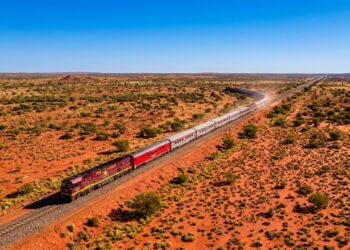 Esse trem atravessa quase três mil quilômetros de deserto australiano e ainda tem gastronomia cinco estrelas a bordo
