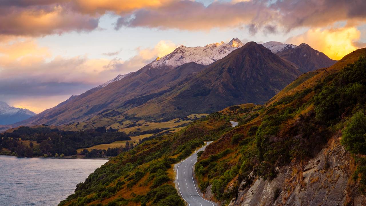 Estrada na Nova Zelândia ganha fama por suas paisagens, pois o trajeto de 46 km margeia o Lago Wakatipu entre montanhas que foram cenários de filmes