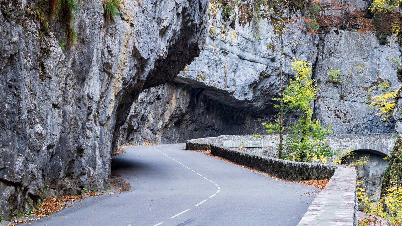 Estrada na França ganha fama por seus penhascos, pois o trajeto esculpido na rocha sobre o rio Bourne é um dos mais vertiginosos de toda a Europa
