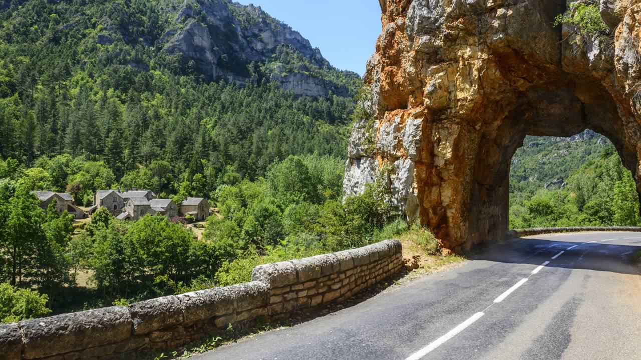 Estrada na França ganha fama por seus cânions, pois seus 53 km de extensão margeiam desfiladeiros de 600 metros de profundidade no rio Tarn