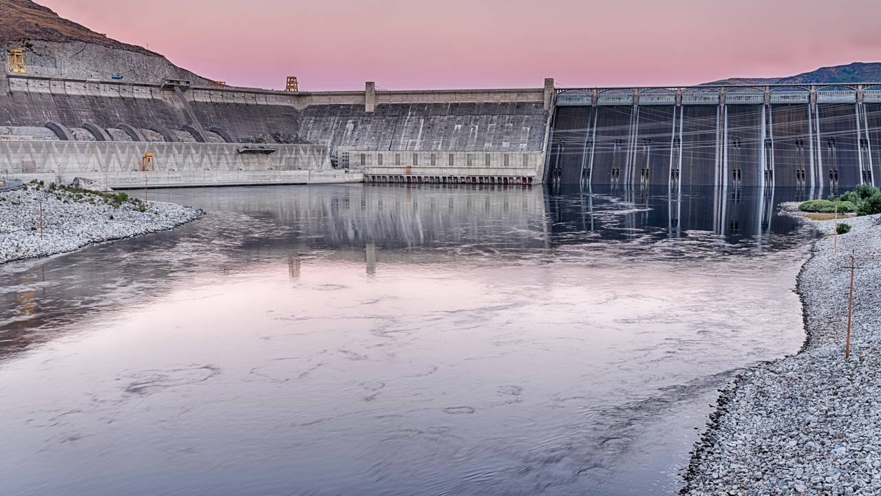 Com 168 metros de altura e 24 turbinas gigantescas, a estrutura de concreto massiva que se tornou o maior colosso de engenharia do país