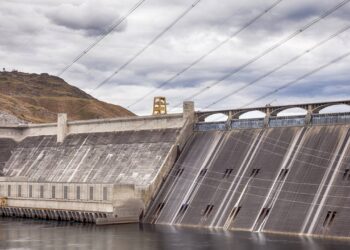 Com 168 metros de altura e 24 turbinas gigantescas, a estrutura de concreto massiva que se tornou o maior colosso de engenharia do país