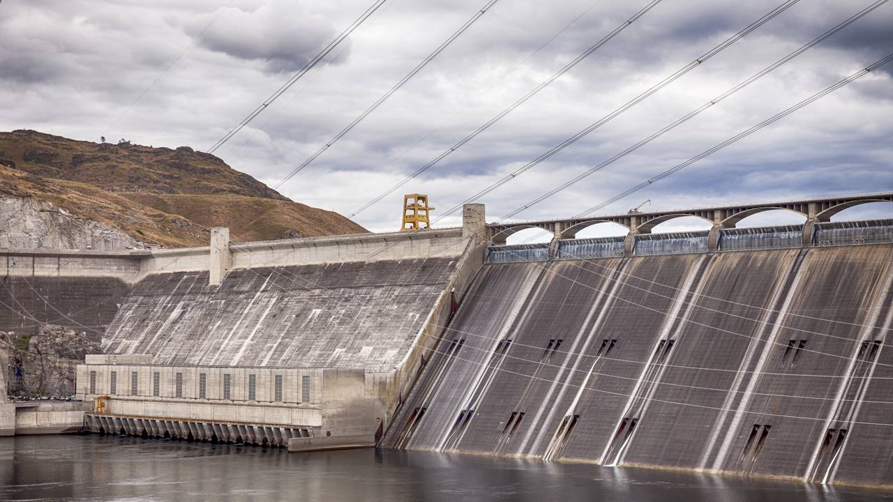 Com 168 metros de altura e 24 turbinas gigantescas, a estrutura de concreto massiva que se tornou o maior colosso de engenharia do país