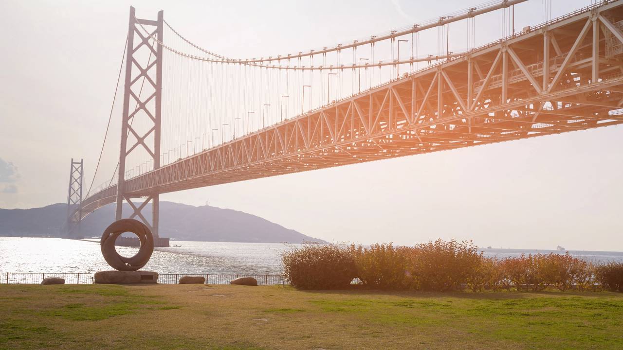 A superponte de 3911 metros projetada para suportar terremotos de magnitude 8 e ventos de 286 km por hora no Japão