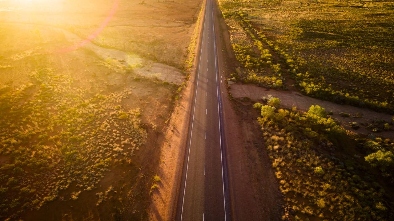 Rodovia australiana ganha fama por seus 3.200 km de extensão, pois o trajeto de 1944 une Perth ao norte através de cenários áridos e isolados