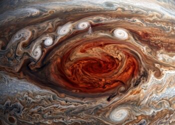 O maior furacão do sistema solar está encolhendo há décadas e sobrevive devorando outras tempestades para não sumir