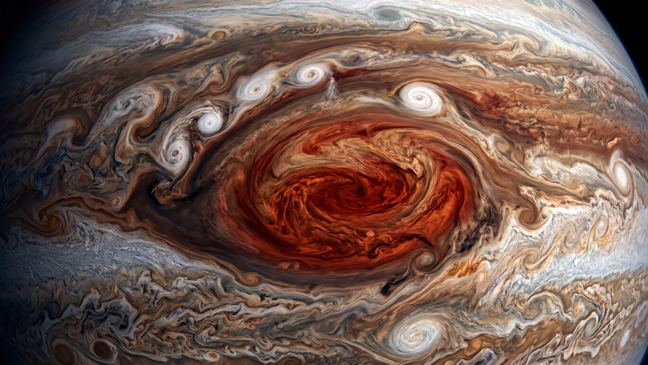 O maior furacão do sistema solar está encolhendo há décadas e sobrevive devorando outras tempestades para não sumir