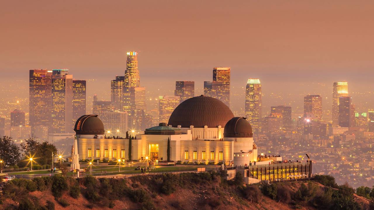 Com suas cúpulas de cobre de 1935 e vista para o letreiro de Hollywood, o observatório de Los Angeles tornou-se o maior centro astronômico do mundo