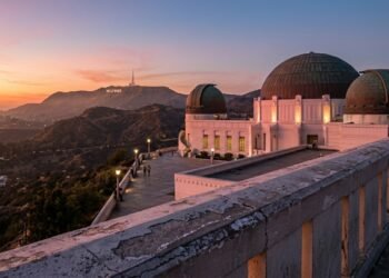 Com suas cúpulas de cobre de 1935 e vista para o letreiro de Hollywood, o observatório de Los Angeles tornou-se o maior centro astronômico do mundo
