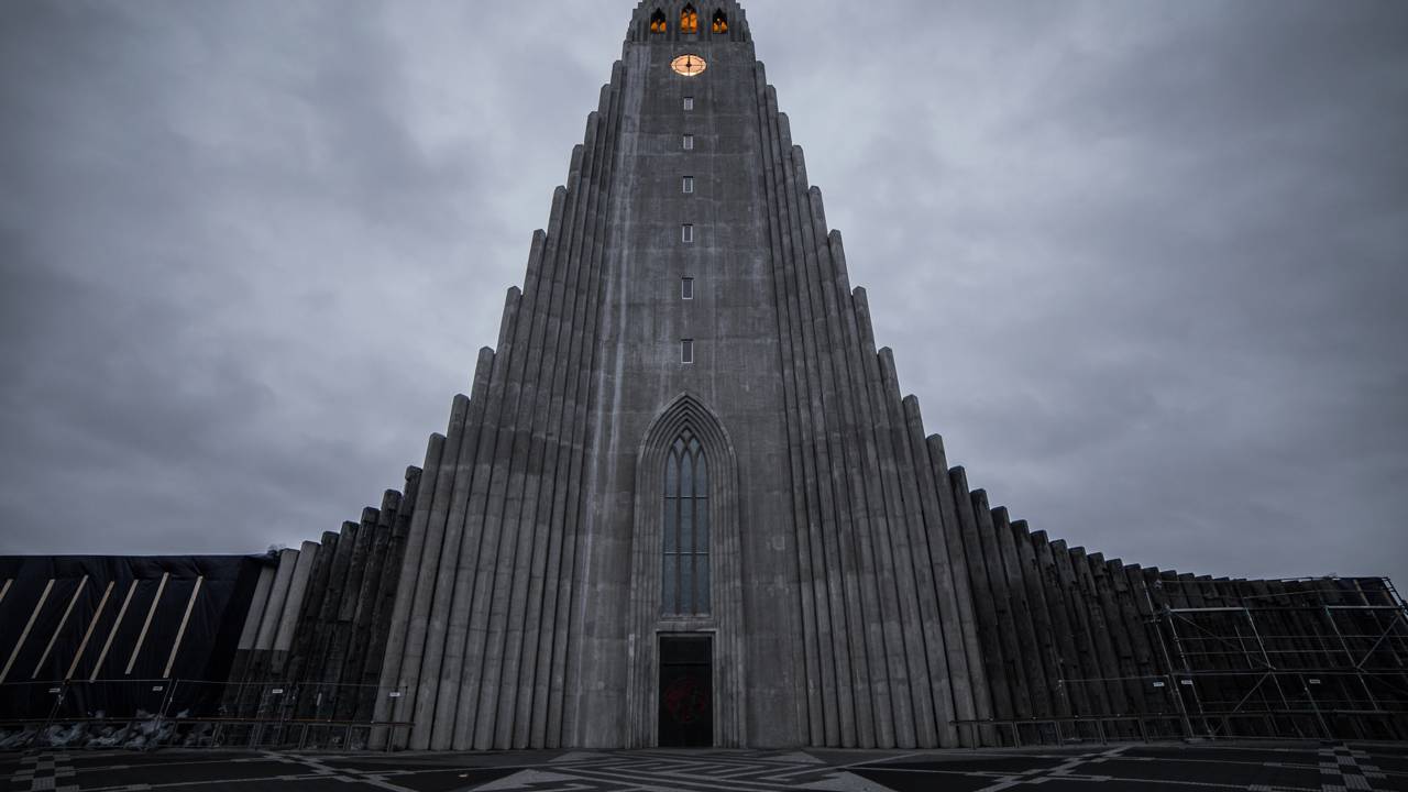 Com 74 metros de altura e inspirada em colunas de lava basáltica, a catedral de 1945 tornou-se o maior marco arquitetônico de toda a Islândia