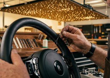 Com couro costurado à mão e marcenaria de alto brilho, a produção de carros artesanais cria veículos únicos com tetos de fibra óptica personalizados