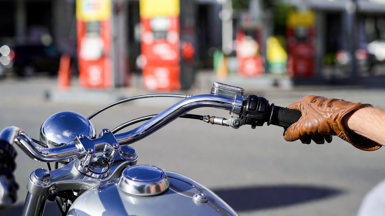 Moto Haojue Chopper Road 150 custom clássica em ambiente urbano