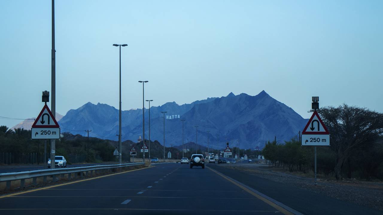 Estrada nos Emirados Árabes ganha fama por suas montanhas áridas, pois suas curvas a 1.200 metros de altitude viraram o maior desafio no deserto