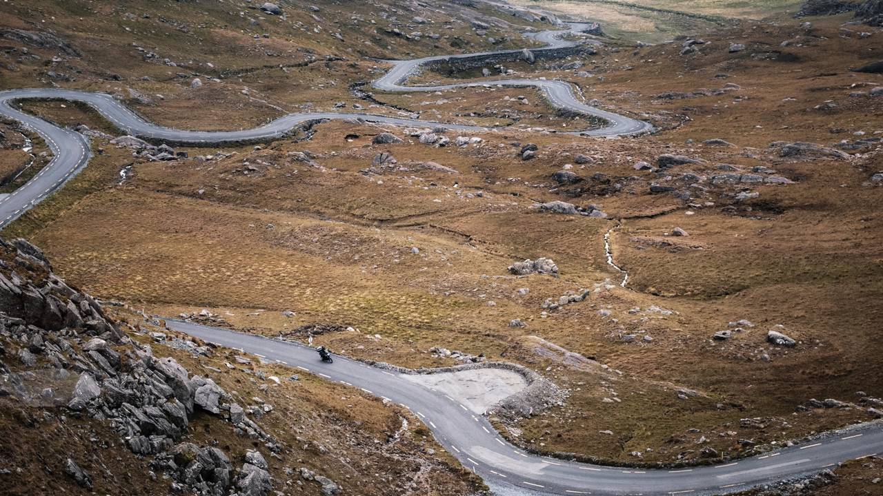 Estrada na Irlanda ganha fama por seu zigue-zague de 1843, pois suas curvas situadas a 334 metros de altitude unem os vales e o litoral de Cork e Kerry