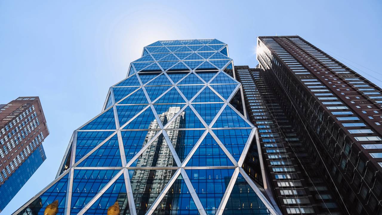 Com sua estrutura de aço em formato de diamante e base de 1928, o arranha-céu de Nova York virou o maior ícone da arquitetura sustentável