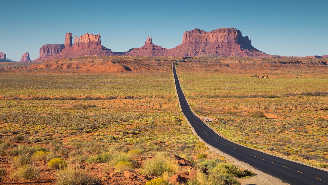Estrada nos EUA ganha fama pelo Monument Valley, pois seus 103 km de asfalto em linha reta viraram o cenário de cinema mais icônico do Arizona