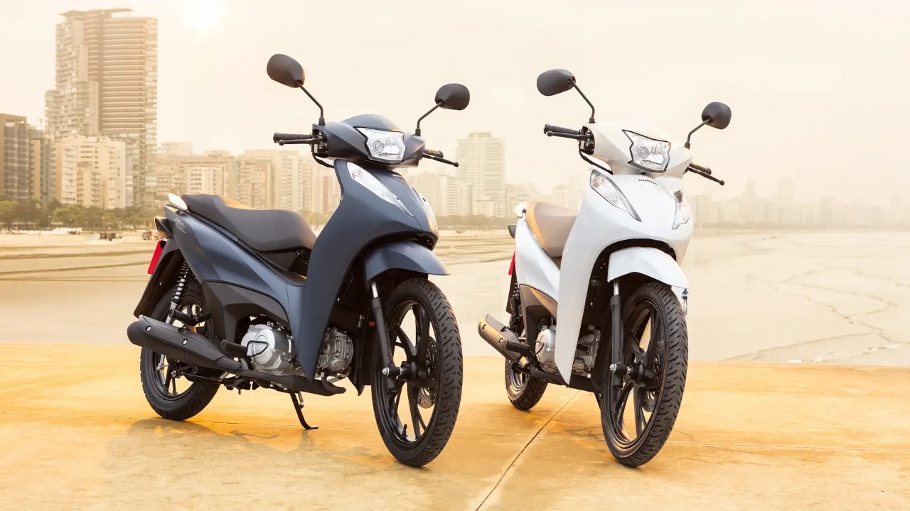 Com média de 45 km por litro e sem exigir embreagem, a moto da Honda de 16 mil reais virou a solução contra a alta da gasolina para os brasileiros