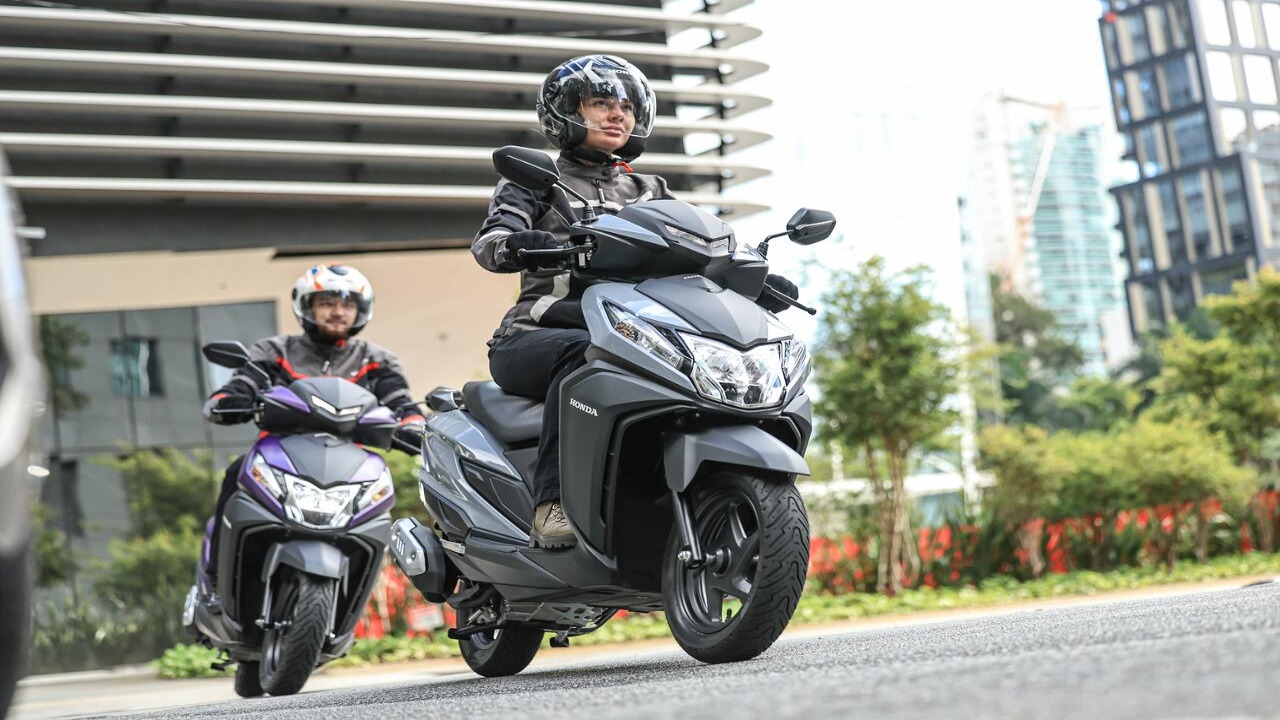 Deslizando pelo trânsito com câmbio totalmente automático e faróis em LED, a econômica scooter da gigante japonesa atinge 50 km por litro custando 13 mil reais