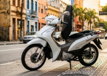 Com câmbio semiautomático de quatro marchas e consumo de 45 km/l, a Honda Biz 125 usada virou a escolha ideal para o trânsito urbano no Brasil