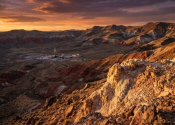 Paisagem épica da Caldeira de McDermitt sob a luz do pôr do sol.