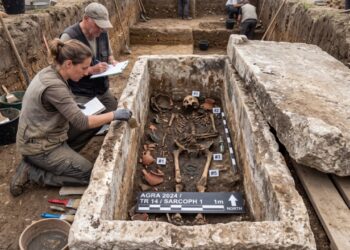 Arqueólogos abrem sarcófago de 1.700 anos revelando tesouros de ouro.