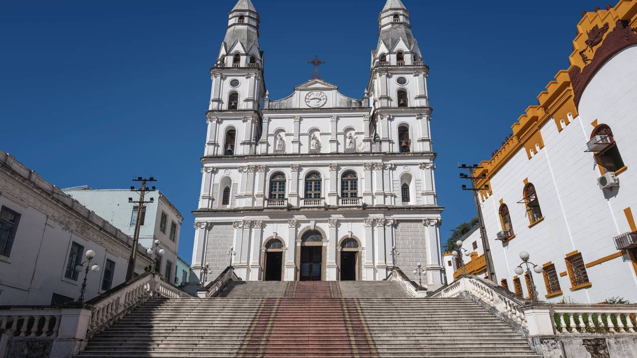 Com sua fachada neoclássica de 1807 e escadaria monumental, a igreja de Porto Alegre tornou-se o maior símbolo da arquitetura sacra do Rio Grande