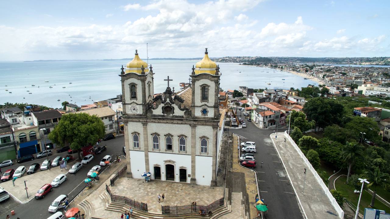 Com sua fachada rococó de 1754 e as famosas grades de fitinhas, a Igreja do Bonfim tornou-se o maior centro de fé e sincretismo religioso da Bahia