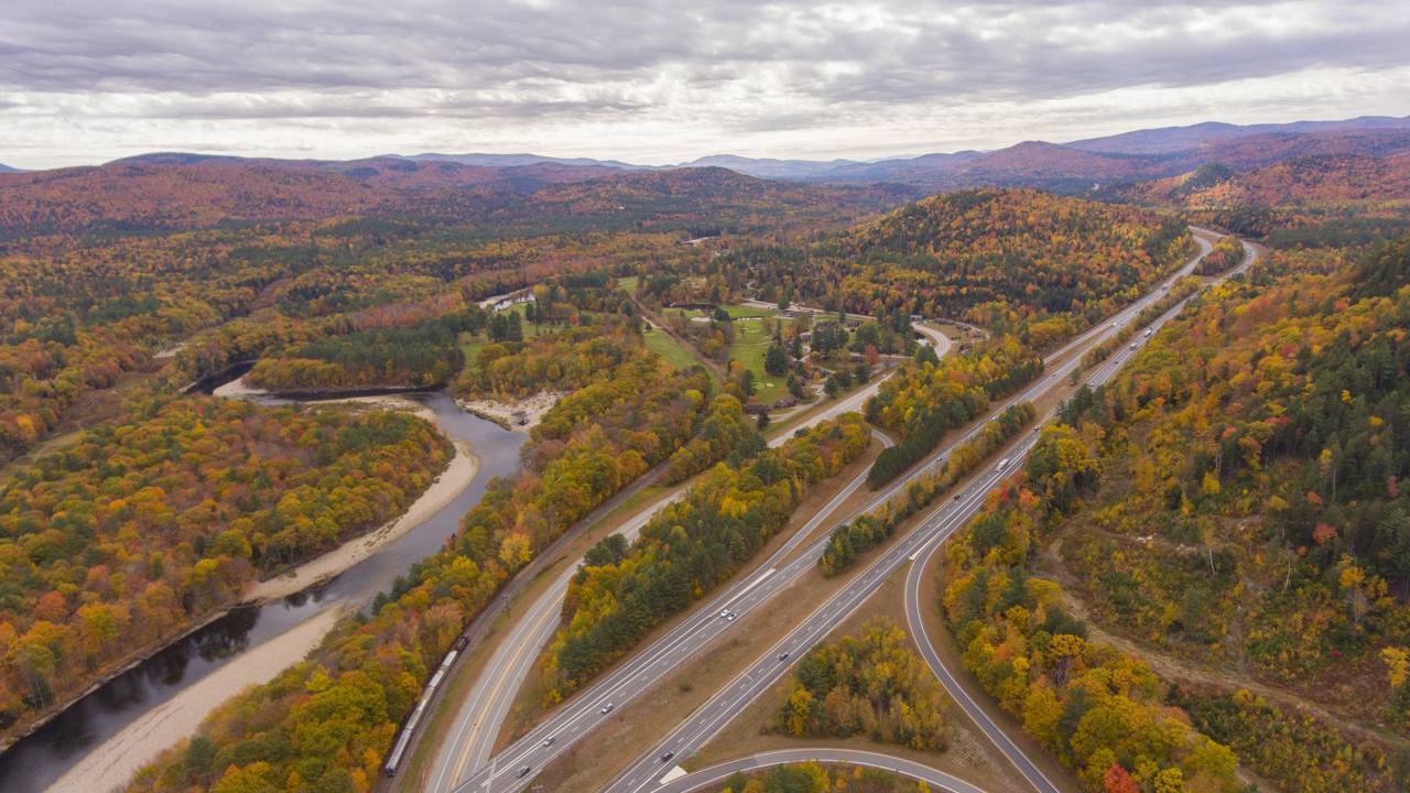 Rodovia em New Hampshire ganha fama por suas florestas, pois seus 311 km de extensão cortam as montanhas brancas em um cenário de outono único