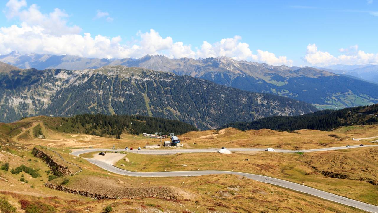Estrada na Itália ganha fama por suas curvas a 2.094 metros de altitude, pois o trajeto de 1912 une os vales alpinos através de cenários monumentais