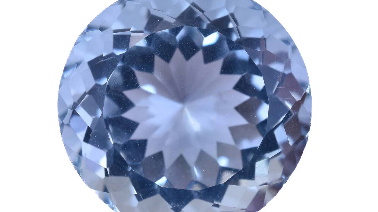 Esqueça a safira e o topázio, pois este cristal azul de US$ 2.000 o quilate nasce em poucos lugares do mundo, sendo o mito da geologia
