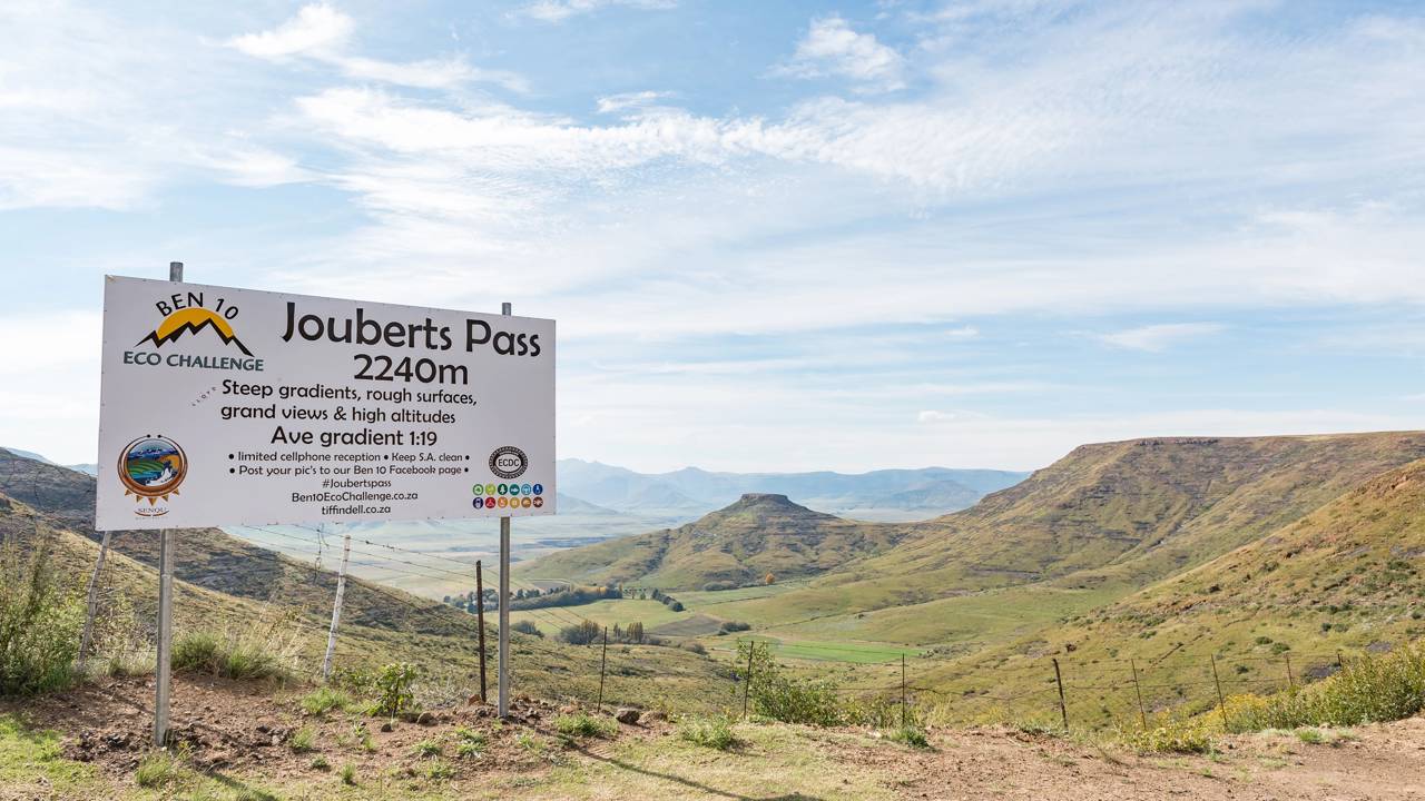 Estrada na África do Sul ganha fama por sua inclinação, pois o trajeto a 2.234 metros de altitude é uma das passagens mais íngremes e altas do país