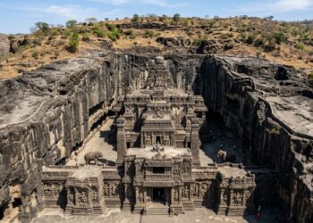 Exigindo a remoção manual de 400 mil toneladas de rocha, o impressionante templo asiático de 30 metros de altura foi esculpido de cima para baixo há mais de 1.200 anos